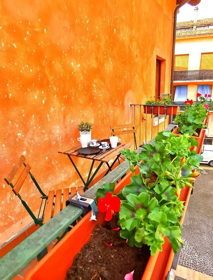 Old Town Apartment With Terrace - Live Love Lake Peschiera del Garda Italy