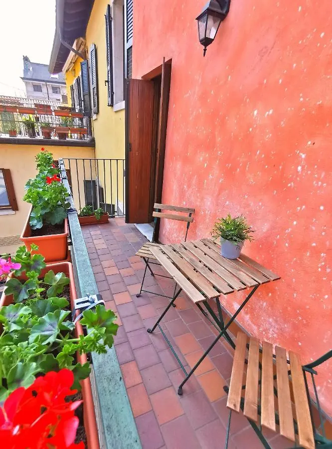 Old Town Apartment With Terrace - Live Love Lake Peschiera del Garda 0*,
