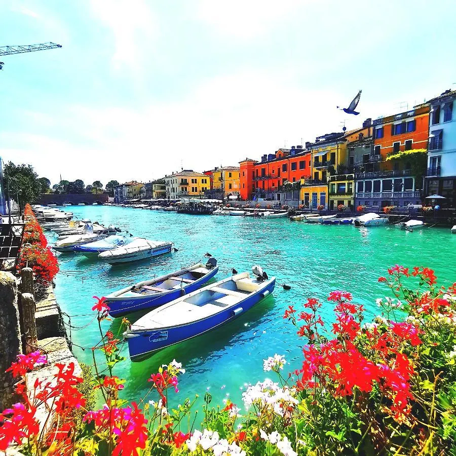 Old Town Apartment With Terrace - Live Love Lake Peschiera del Garda