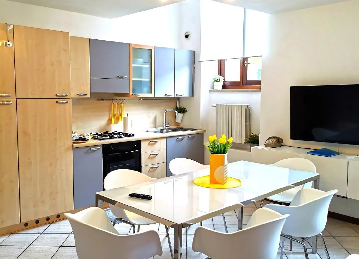 Old Town Apartment With Terrace - Live Love Lake Peschiera del Garda Italy